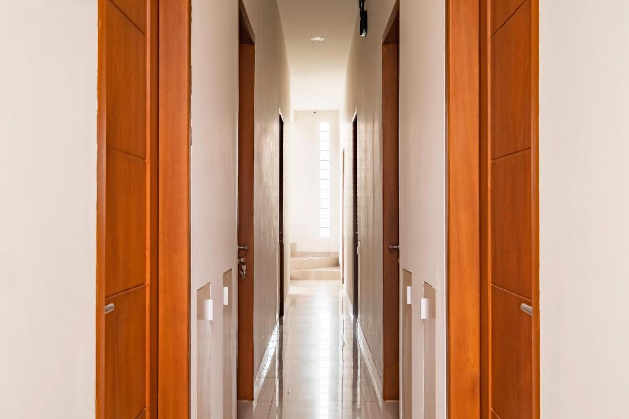 Oyo Life 2673 Rosewood Residence Karawang Eksteriør bilde